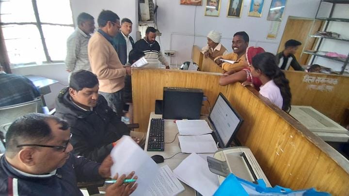 12 teachers and staff trapped due to laxity in Apar ID
