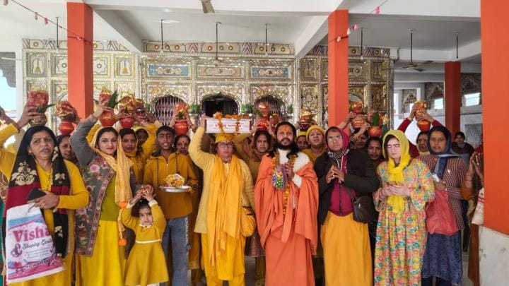  बावा लाल दयाल महाराज के द्वार से कलश यात्रा निकालते श्रद्धालु। संवाद