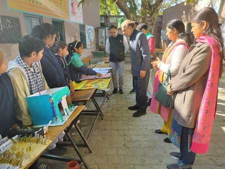 Model demonstrated in STEM fair