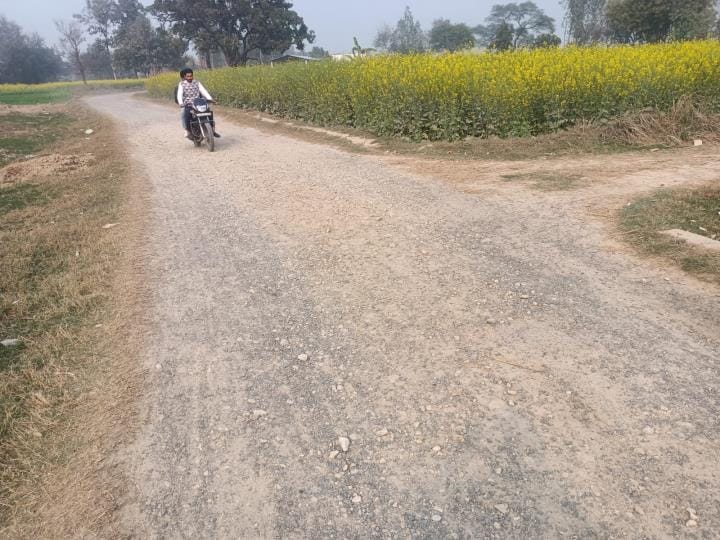 Road connecting Girdharpur is in bad condition, commuting difficult