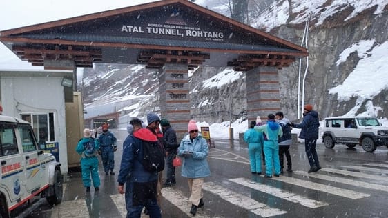 Slippery on the highway, bus operations stopped from Atal Tunnel