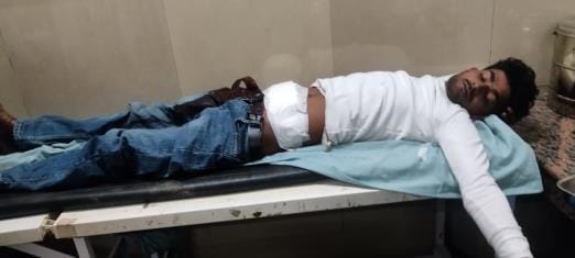 Dhaba operator along with his son attacked the customer with a knife, serious