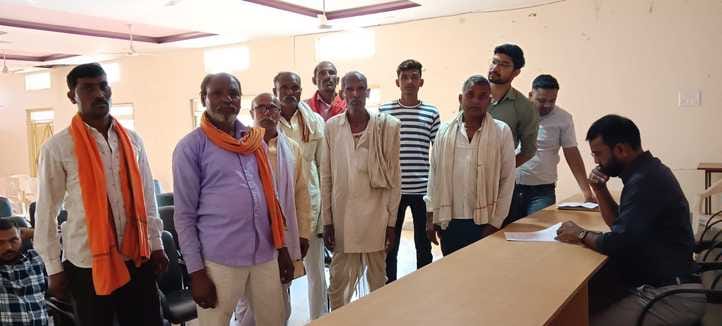 जनपद सीईओ को समस्या बताते ग्रामीण