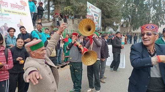 Kullu made Neeta sit on its eyelids, expressed happiness by dancing and singing