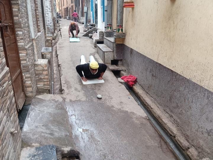 pahalee baar huee maan yamuna kee dandavatee parikrama poorn