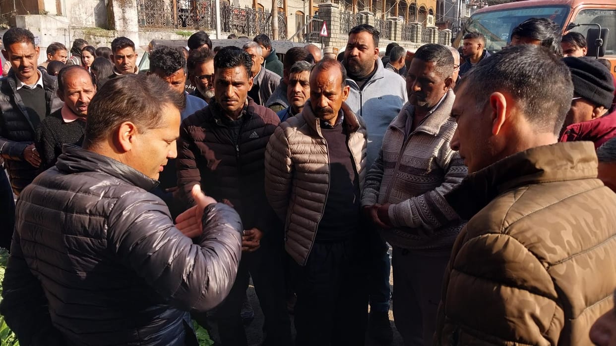 Vegetable vendors sitting near MC office should be removed