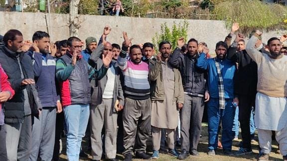 पुंंछ में मांंगों को लेकर प्रदर्शन करते पीएचई दिहाड़ीदार कर्मचारी। संवाद
