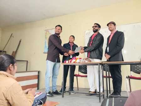 निशुल्क क्लास में मार्गदर्शन देते हुए कपिल परमार