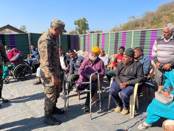 शिविर के दौरान जरूरतमंदों से बातचीत करते सैन्य अधिकारी। स्रोत : सेना
