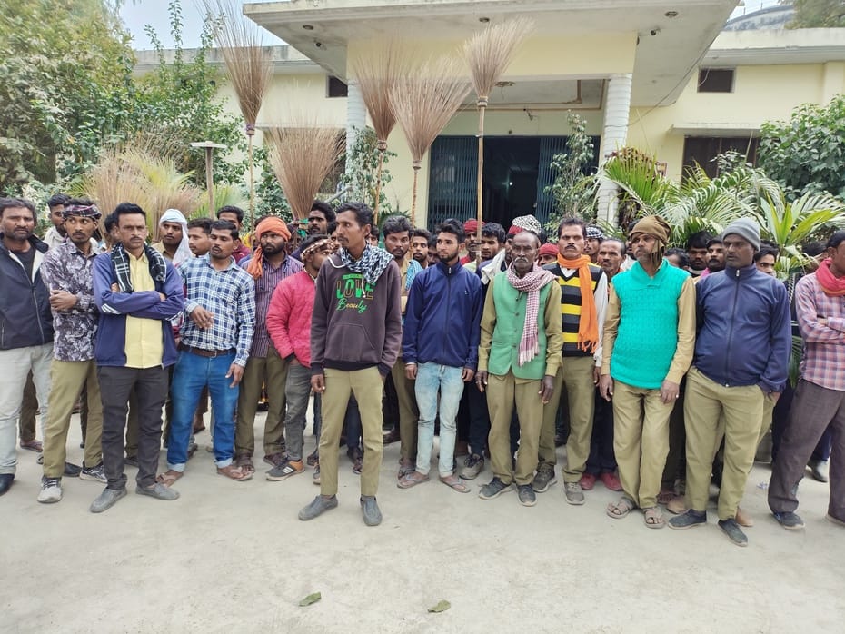 Demonstration of sanitation workers at Nagar Panchayat office