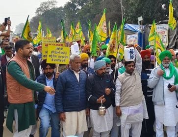 Farmers from more than 50 villages reached Khanauri border with tube well water from their fields.