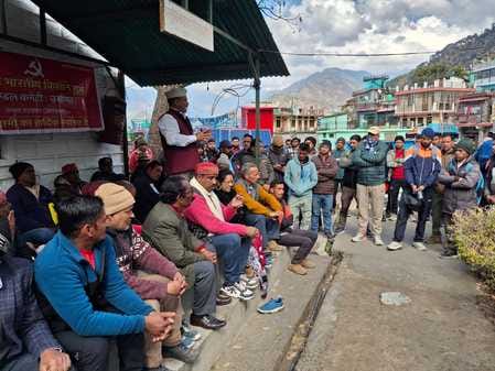 Angry people took out a procession over not getting compensation, staged a sit-in in the tehsil