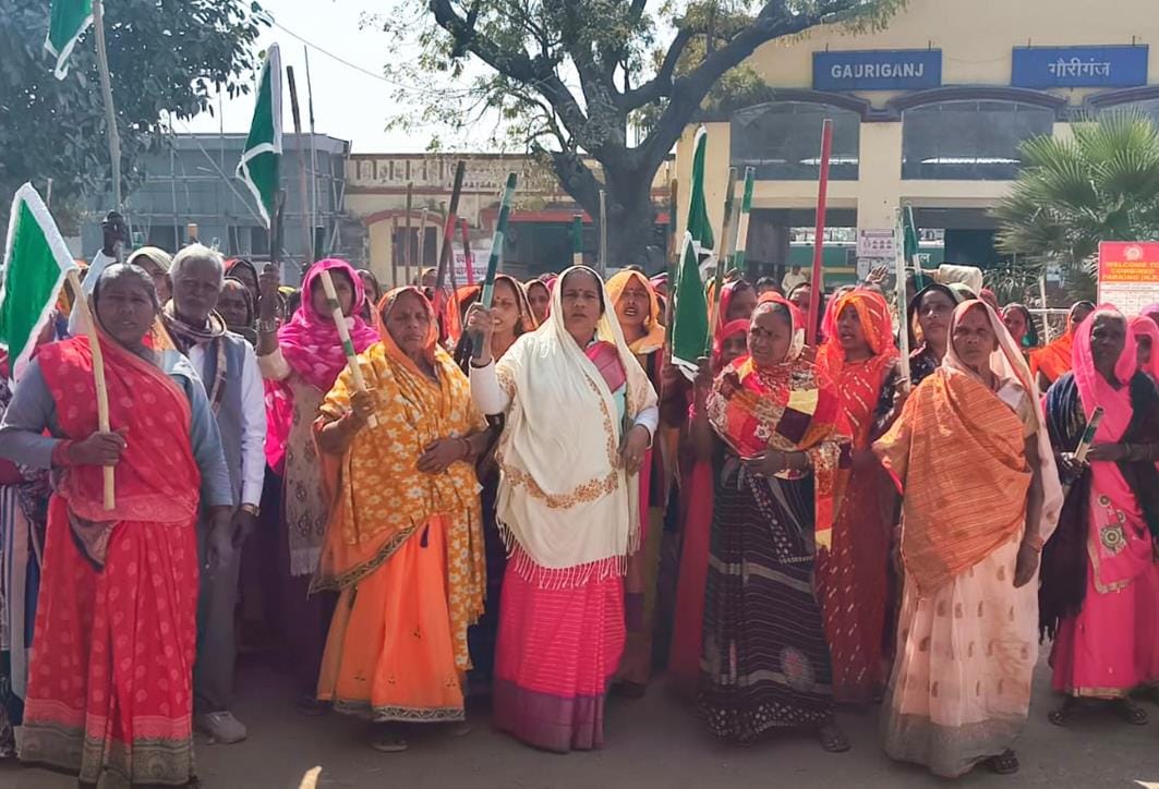 Women farmers upset due to lack of water in canals, protest