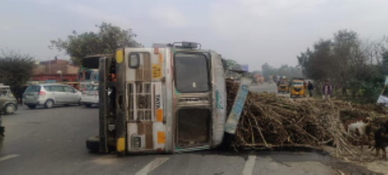 Truck loaded with sugarcane overturned, jammed on highway for two hours