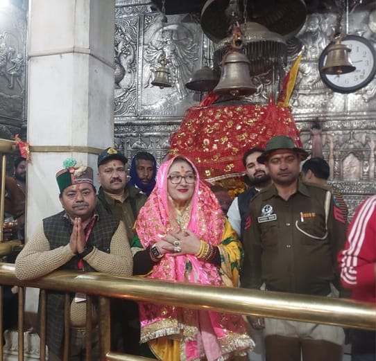 Govinda's wife Sunita visited Maa Jwalamukhi