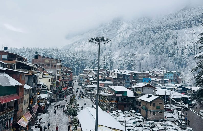Snowfall stopped the wheels of HRTC buses