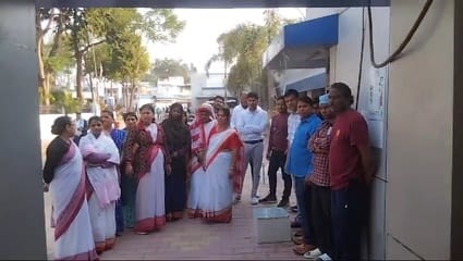 प्रदर्शन करते कर्मचारी
