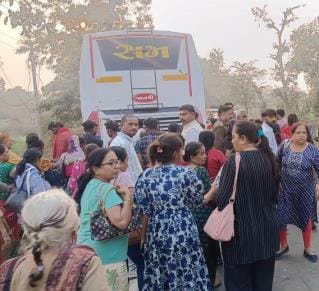 A bus full of devotees collided with a tree, 12 injured