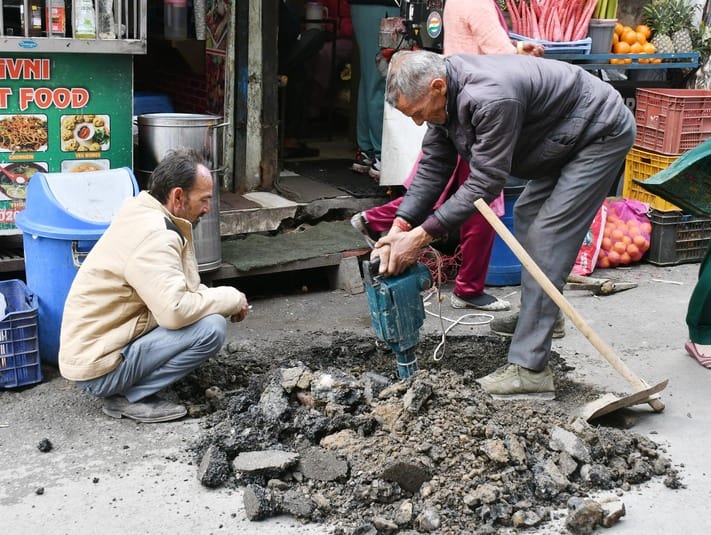The leakage in the drinking water pipe that has been happening for two days has been fixed.