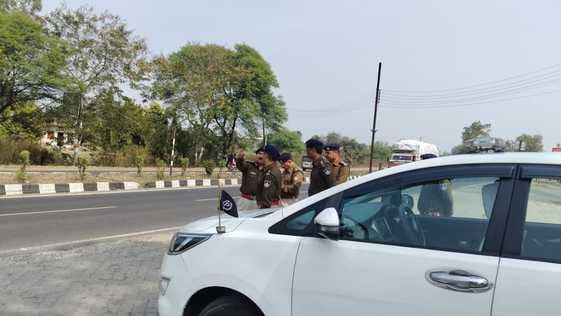 सीहोर। डीआइजी ने स्थानीय पुलिस अधिकारियों के साथ मुआयना करते हुए।