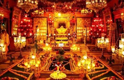Devotees had darshan of Shreeji in the Vasanti room
