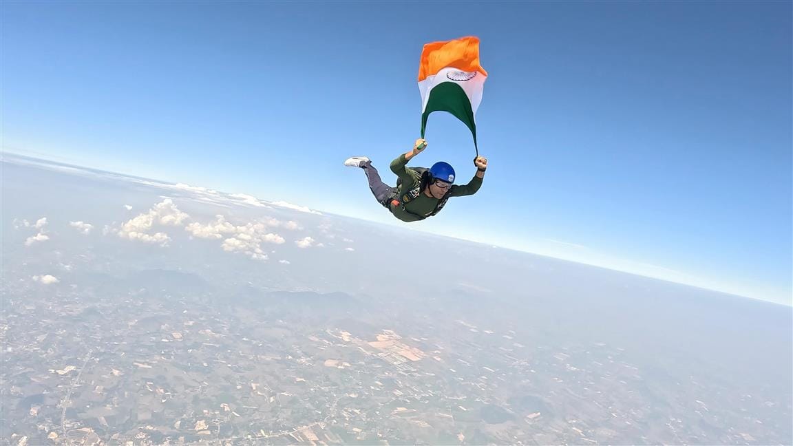 Rohtak businessman Vikas hoisted the tricolor at 13 thousand feet