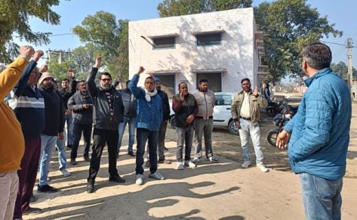 Electricity workers protested against the executive engineer