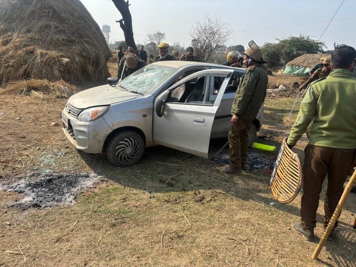 People of a particular community pelted stones at the police who went to raid