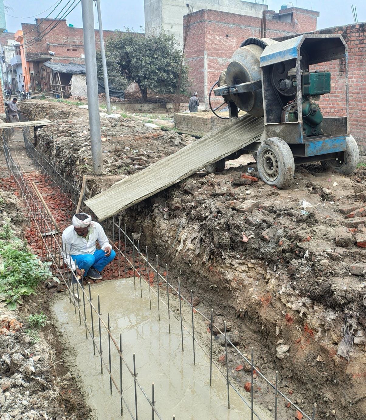 Electricity is running on dilapidated electric poles in the city, the department is making Jugaad instead of replacing it