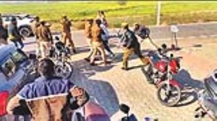एबीवीपी छात्रों पर लाठियां बरसाती पुलिस 