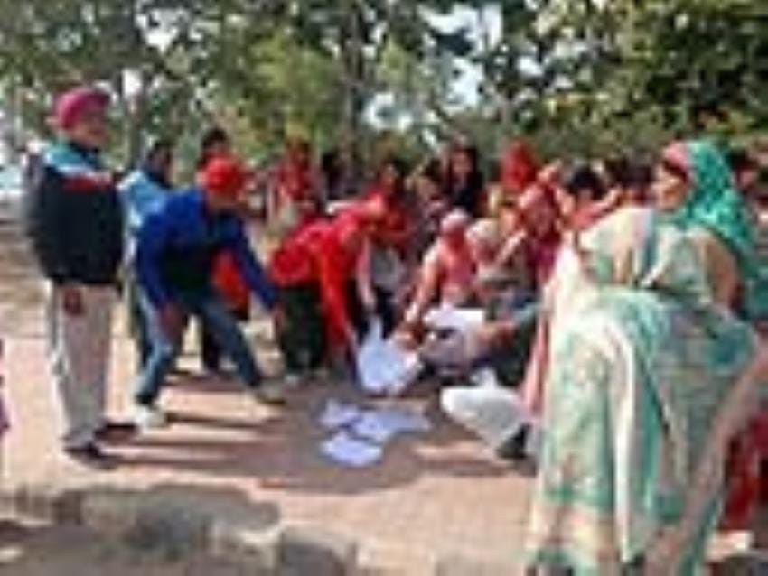 Scheme workers protested against the budget