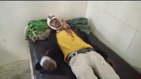 अस्पताल में भर्ती युवक।