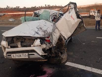 Gujarat Corporation Development Corporation official and his wife died after car overturned