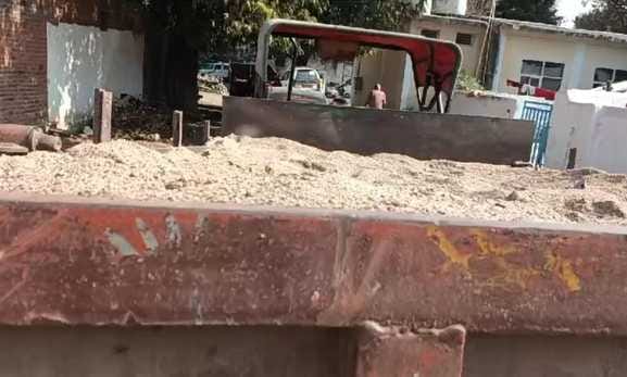 पुलिस ने रेत से भरा ट्रैक्टर किया जब्त।