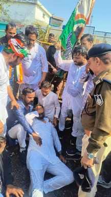 कलेक्ट्रेट गेट के बाहर विरोध प्रदर्शन करते युवक कांग्रेस कार्यकर्ता