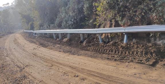 Achievement of Public Works Department! Railings installed on the mountain side instead of ditch, accidents will increase instead of decreasing