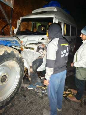 क्षतिग्रस्त मिनी बस