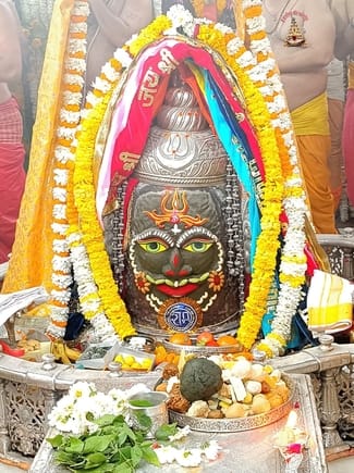 Tripund on the head, Ram's garland around the neck, Baba Mahakal appeared unique form in Bhasma Aarti today.