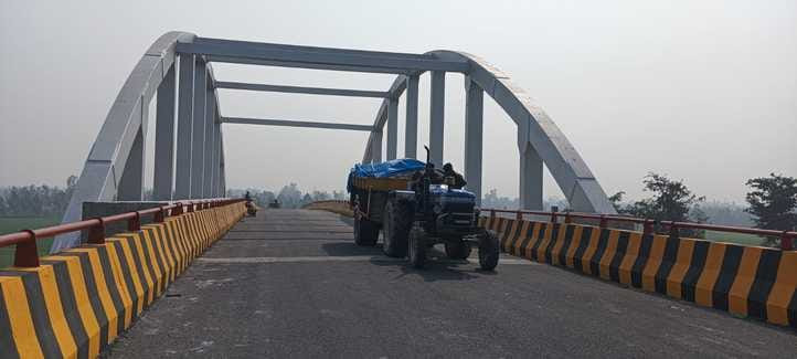 Vehicles speed up on overbridge, white strip missing from road