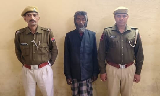 पुलिस गिरफ्त में बांग्लादेशी