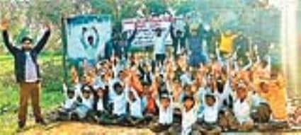 प्रदर्शन करते छात्र व ग्रामीण