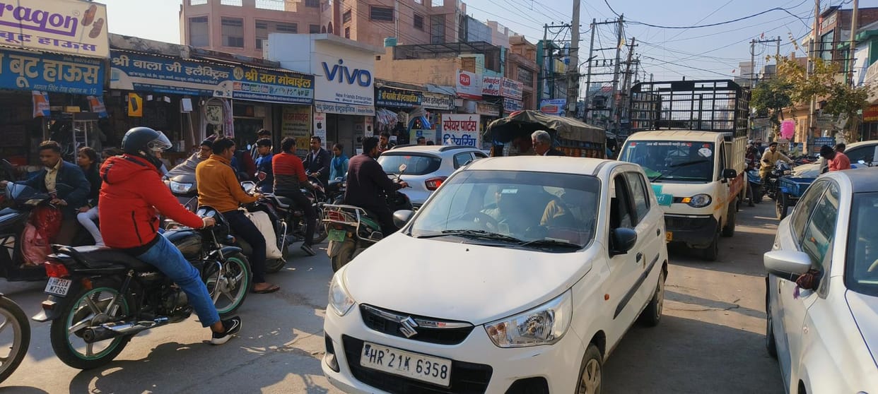 There is a jam in the city, people are troubled on the roads