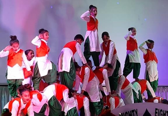 सांस्कृतिक कार्यक्रम के दाैरान देशभक्ति के गीत पर प्रस्तुति देते छात्र। संवाद