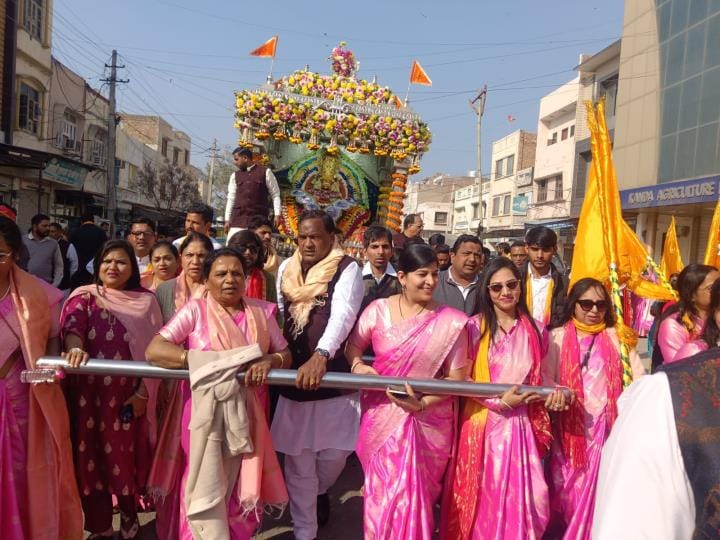 Shyam Baba went on city tour, devotees walked ahead carrying signs