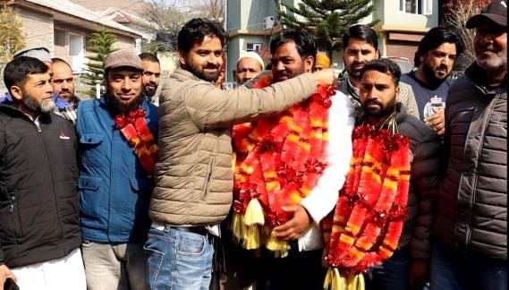  ठेकेदार एसोसिएशन के नए अध्यक्ष को हार पहनाते ठेकेदार। संवाद