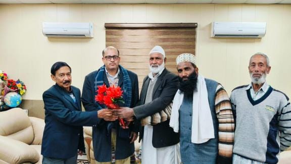 वीसी से मिलते सिविल सोसायटी प्रतिनिधिमंडल के सदस्य। संवाद