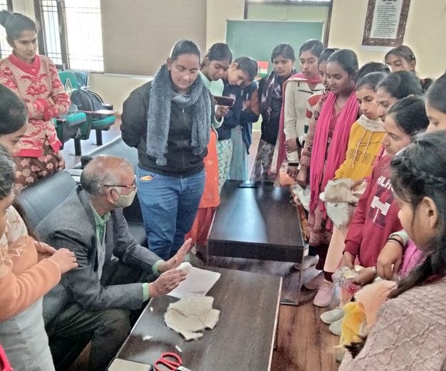 Girls college students taught to make soft toys
