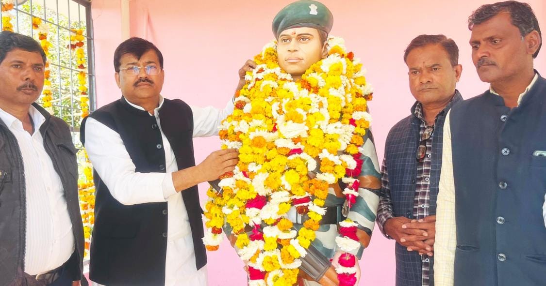 MLA unveiled the statue of Agniveer Fauji