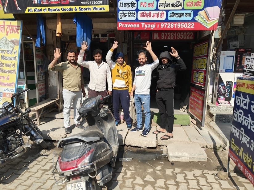 Lack of clearance on railway road, shopkeepers demonstrated