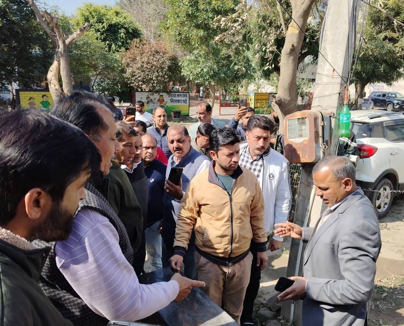 Sampada team could not remove encroachment in front of the houses in Sector 3